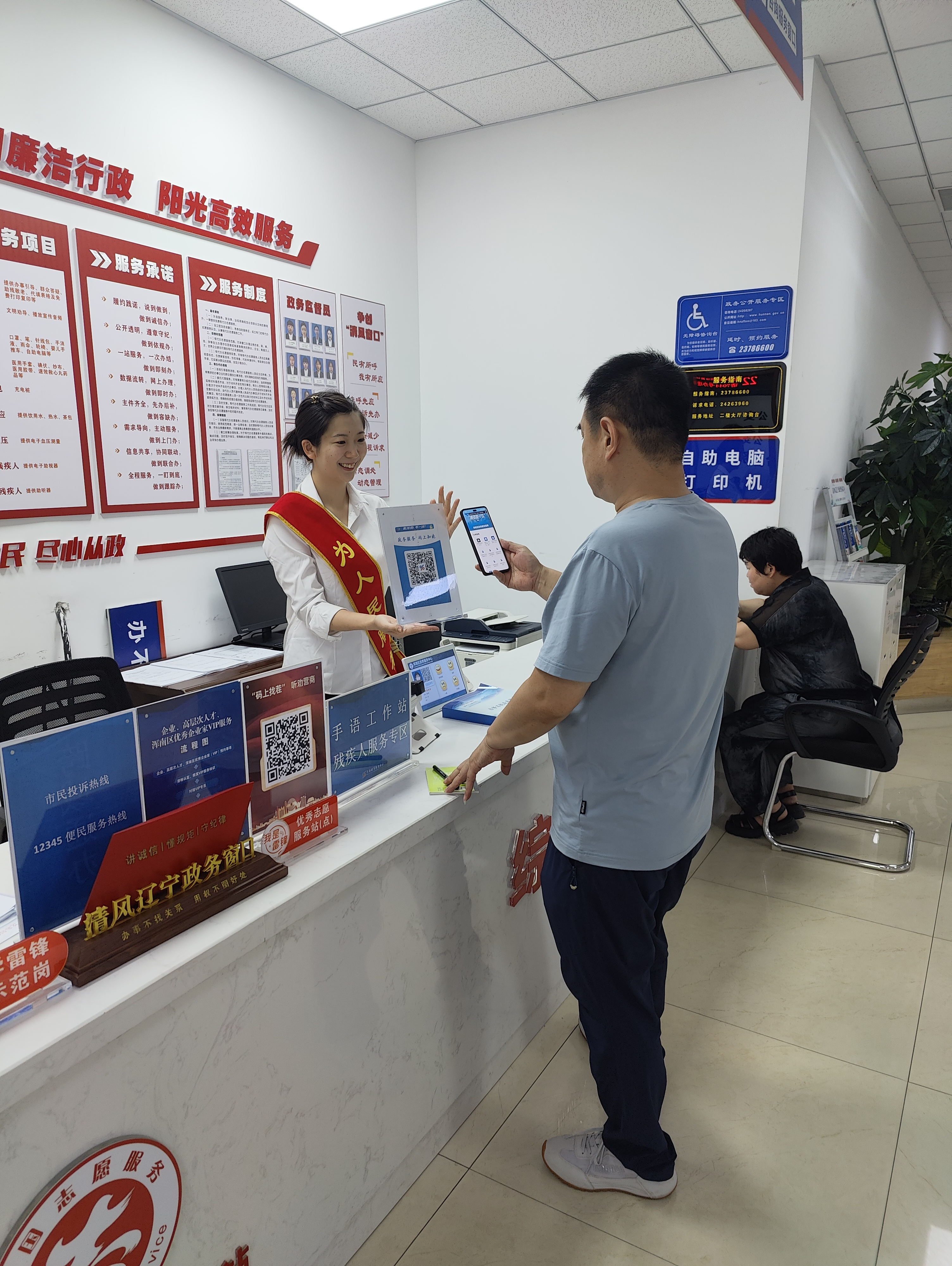 区政务服务中心:码上有服务 办事更便捷